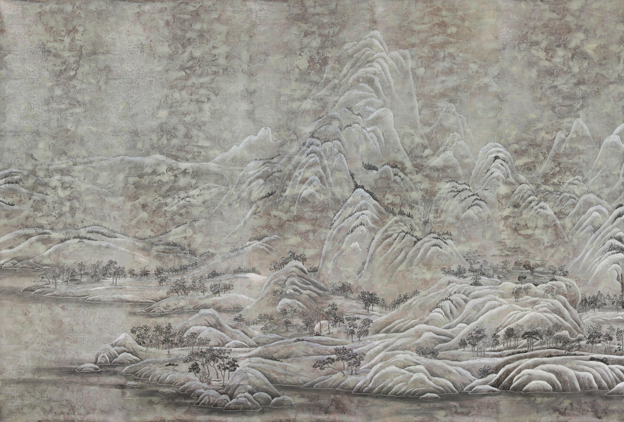 Обои ручная роспись A Thousand Li of Rivers and Mountains Colourway SC-102 on Sterling Silver gilded paper with pearlescent antiquing Обои ручная роспись A Thousand Li of Rivers and Mountains Colourway SC-102 on Sterling Silver gilded paper with pearlescent antiquing - постер Loft-Concept во Владивостоке