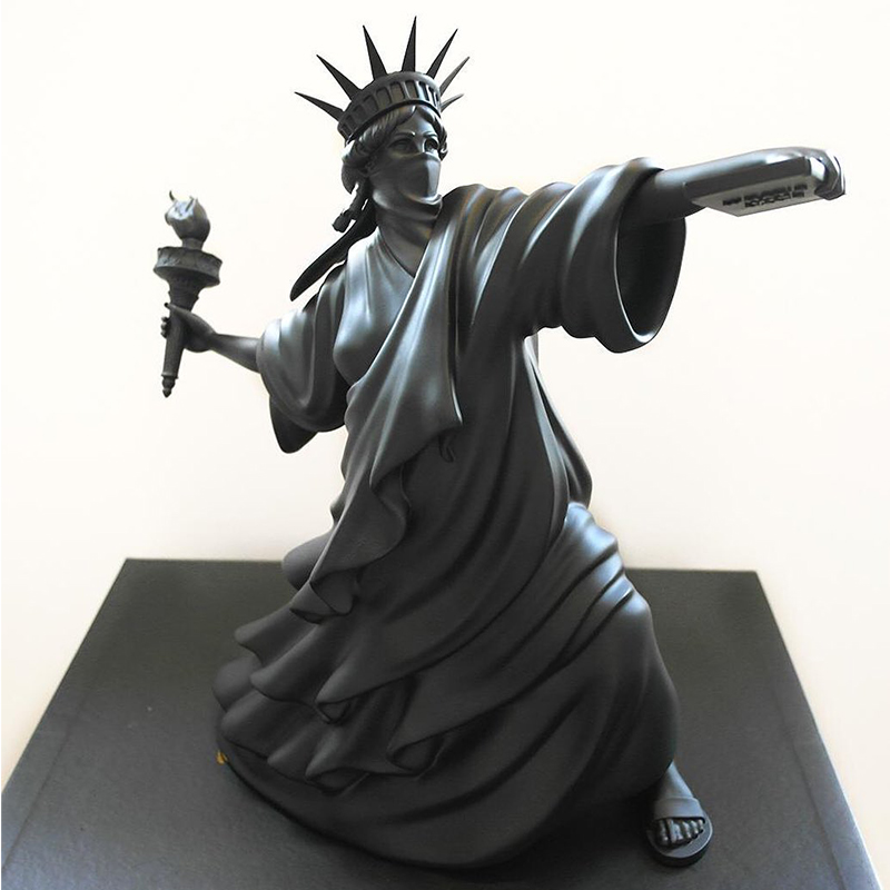 Статуэтка Freedom Riot Black Черный Статуэтка Freedom Riot Black Черный во Владивостоке | Loft Concept