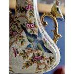 Ваза белого цвета из фарфора с цветочным рисунком и бронзовыми ручками с фигурками птиц Eden Garden porcelain and bronze варинант исполнения - 4 | Loft Concept во Владивостоке