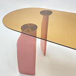 Обеденный стол со стеклянной столешницей и розовыми ножками с тканевой обивкой Wrigley варинант исполнения - 4 | Loft Concept во Владивостоке