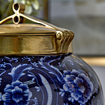 Ваза с насыщенным синим орнаментом и золотой крышкой Blue & White Ornament  варинант исполнения - 3 | Loft Concept во Владивостоке