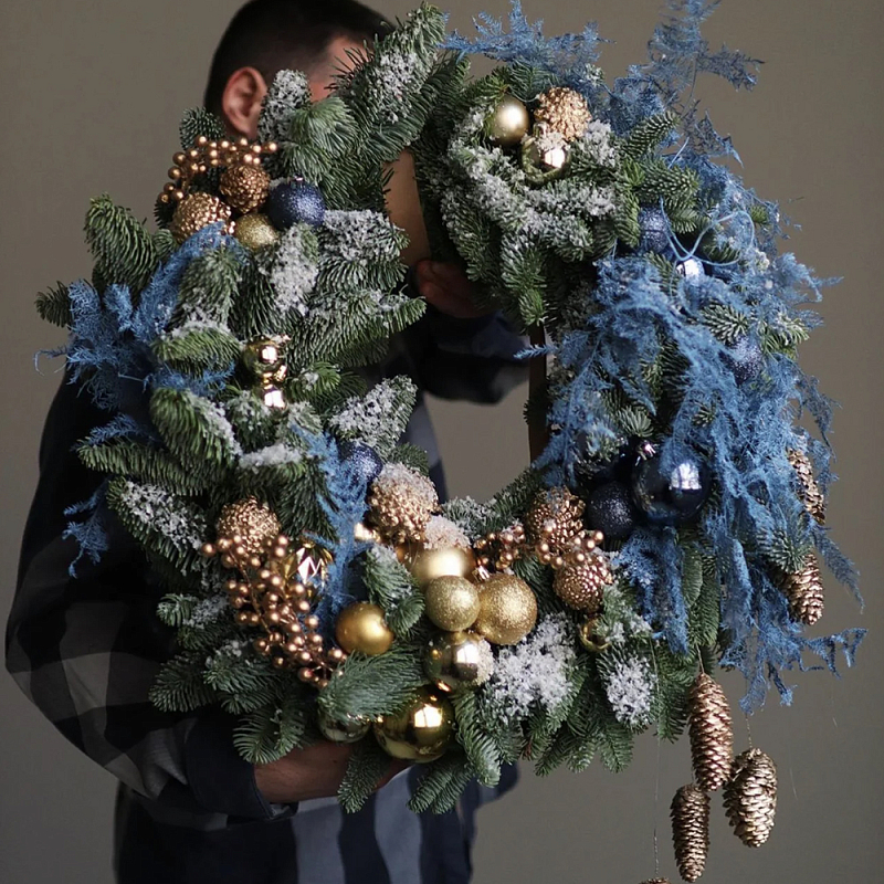 Новогодний венок из натуральной заснеженной хвои с синими и золотыми шарами и натуральными шишками Зеленый Серебряный Синий Золотой во Владивостоке | Loft Concept 