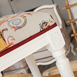 Банкетка одноместная из массива бука бежевая с растительным орнаментом Raffael Beige Floral Banquette варинант исполнения - 2 | Loft Concept во Владивостоке