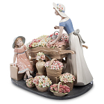 Статуэтка фарфоровая Девушка и маленькая девочка с цветами Charming Statuette варинант исполнения - 1 | Loft Concept во Владивостоке