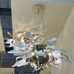 Люстра подвесная с белыми матовыми и золотыми глянцевыми листьями Wintery flovers варинант исполнения - 4 | Loft Concept во Владивостоке