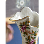 Ваза белого цвета из фарфора с цветочным рисунком и бронзовыми ручками с фигурками птиц Eden Garden porcelain and bronze варинант исполнения - 5 | Loft Concept во Владивостоке