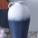 Ваза с градиентным цветом от белого к глубокому синему и декоративными ручками Ocean