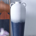 Ваза с градиентным цветом от белого к глубокому синему и декоративными ручками Ocean