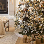 Дизайнерская Елка украшенная шарами в бежевых тонах и декором в виде белых цветов и шишек варинант исполнения - 2 | Loft Concept во Владивостоке