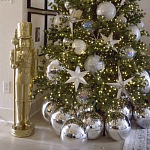 Украшенная Новогодняя Елка с серебряными шарами и звездами варинант исполнения - 2 | Loft Concept во Владивостоке