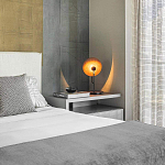 Настольная лампа с круглым деревянным отражателем и черным цилиндрическим плафоном Accord Lighting варинант исполнения - 7 | Loft Concept во Владивостоке