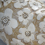 Статуэтка курица с резными белыми цветами на бежевой фактурной поверхности Rustic Chicken варинант исполнения - 2 | Loft Concept во Владивостоке