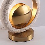 Настольная лампа с бежевым текстурным кольцом и латунным шаром в центре Tactile   варинант исполнения - 8 | Loft Concept во Владивостоке