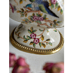 Ваза белого цвета из фарфора с цветочным рисунком и бронзовыми ручками с фигурками птиц Eden Garden porcelain and bronze варинант исполнения - 3 | Loft Concept во Владивостоке