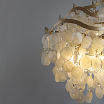 Люстра подвесная с белыми перламутровыми подвесками и изогнутыми золотистыми элементами Диаметр 50 см SHELL Chandelier варинант исполнения - 3 | Loft Concept во Владивостоке