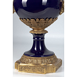 Ваза темно-синего цвета из фарфора с бронзовыми ручками в виде фигур Eden Garden porcelain and bronze варинант исполнения - 4 | Loft Concept во Владивостоке