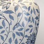Настольная лампа с керамическим основанием в белом цвете с синим цветочным орнаментом на темной деревянной подставке и тканевым абажуром Elstead Lighting варинант исполнения - 4 | Loft Concept во Владивостоке