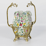 Ваза белого цвета из фарфора с ярким цветочным узором и бронзовыми ручками в виде ветвей Eden Garden porcelain and bronzeм варинант исполнения - 1 | Loft Concept во Владивостоке